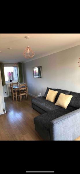 Dunfermline Home with Free Parking Near Amazon & M90